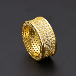 Dettaglio dell'anello largo hip hop placcato oro 18K con pavé di cristalli scintillanti