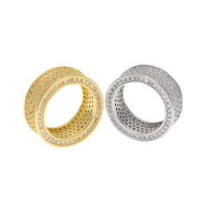 Dettaglio di anelli hip hop con pavé di zirconi densi in placcatura oro e argento