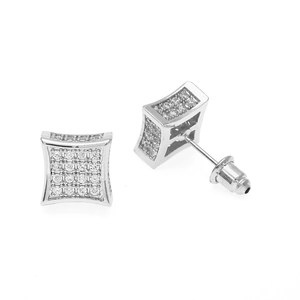 Vue détaillée des boucles d'oreilles carrées en argent avec micro-pavé de zircons