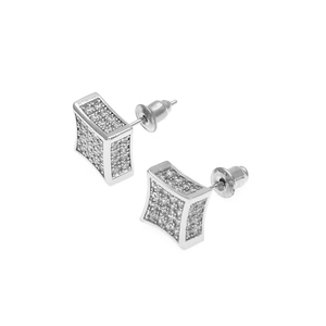 Détail macro de boucles d'oreilles carrées argentées avec pavé de zircons