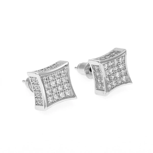 Vue macro de boucles d'oreilles carrées argentées avec zircon pavé et surface incurvée
