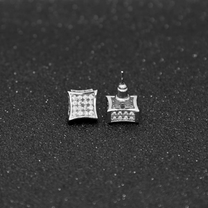 Détail des boucles d'oreilles carrées argentées avec zircone cubique micro-pavé clair