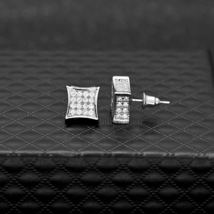 Gros plan détaillé des boucles d'oreilles carrées en argent serties de zircones blanches