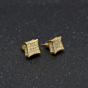 Vue détaillée de boucles d'oreilles carrées dorées serties de zircons style hip-hop