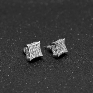 Vue macro de boucles d'oreilles carrées avec pavage de zircones en fini argent