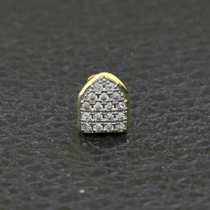 Macro-opname van goudkleurige hip-hop grillz met sprankelende witte zirkoniasteentjes