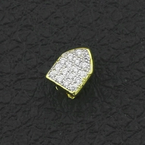 Detail van hiphop stijl enkele tand grillz bezet met fonkelende zirkonia steentjes