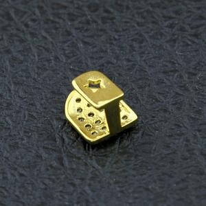 Macro-detail van gouden enkelvoudige tandgrillz met sterontwerp en kristallen