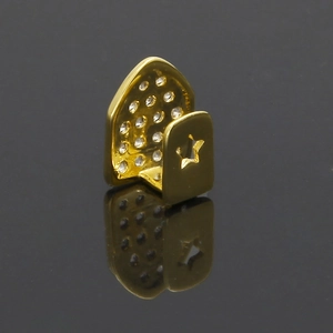Detail van hip-hop gouden tandgrill met sprankelende witte zirkonia steentjes bezet