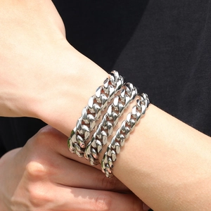 Drei Größen polierte Edelstahl-Panzerarmbänder für Herren, am Handgelenk getragen