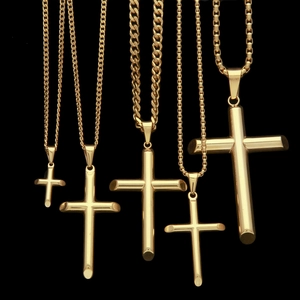 Cinq pendentifs croix hip-hop dorés de tailles variées avec chaînes cubaines