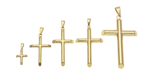 Vue macro de cinq pendentifs en forme de croix dorée polie au design tubulaire minimaliste