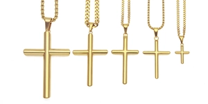 Comparaison détaillée de cinq pendentifs croix dorés en différentes tailles sur fond blanc