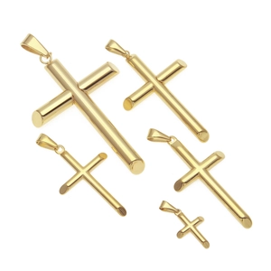 Comparaison détaillée de cinq tailles de pendentifs croix en or poli sur un fond blanc pur