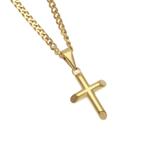 Gros plan du pendentif croix dorée polie sur une chaîne à maillons cubains classique