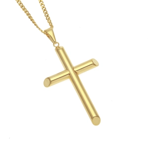 Vue macro d'un pendentif croix plaqué or avec finition polie sur une chaîne gourmette