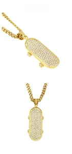 Dettaglio del ciondolo a forma di skateboard hip hop con strass e catena cubana