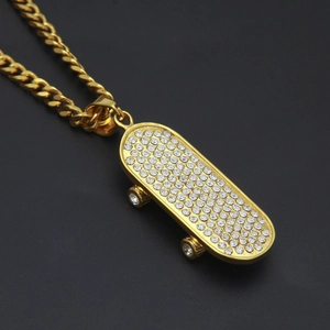 Collana con ciondolo a skateboard dorato hip hop con cristalli lucidi e catena cubana