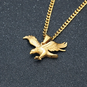 Collana con pendente aquila in acciaio inossidabile placcato oro con catena cubana da uomo