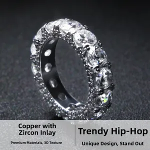 Dettaglio macro di anello placcato argento 18K con zirconi AAA incastonati a griffe
