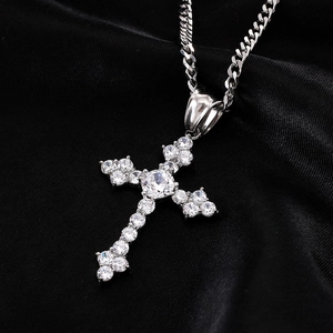 Collana a croce in acciaio inossidabile argento con zirconi AAA su sfondo di raso nero