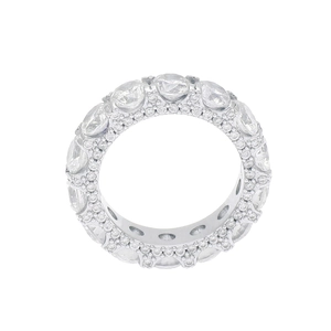 Dettaglio ravvicinato di un anello da uomo placcato oro 18K con pavé di zirconi AAA lucidi