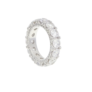 Vista dettagliata dell'anello eternity in argento con zirconi AAA e incastonatura a griffe