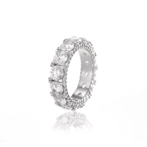 Dettaglio macro dell'anello da uomo in argento con pavé multi-fila e zirconi AAA