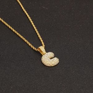 Detail von Hip-Hop Iced-Out Blasen-Buchstabe C Anhänger mit goldener Kordelkette