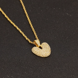 Detailansicht des Herzanhängers mit Zirkonia-Steinen an einer goldenen Kordelkette