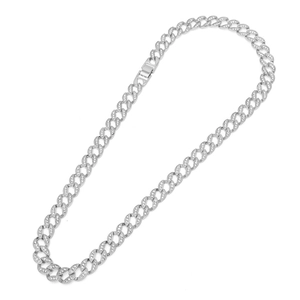 Detalle de cadena cubana plateada con engaste de diamantes micro-pave y cierre de seguridad firme