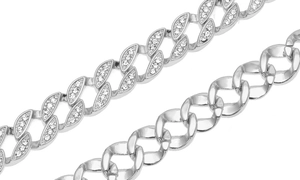 Detalle macro de collar de cadena cubana con diamantes de imitación y acabado en plata