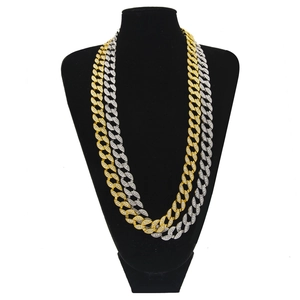 Cadenas de eslabones cubanos estilo hip-hop en oro y plata sobre un maniquí negro formal