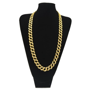 Detalle de un collar de cadena cubana dorada con pedrería brillante en estilo Iced Out