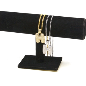 Vue détaillée des pendentifs lettre H en or et argent avec pavé de zircone cubique