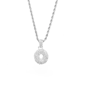 Makroaufnahme einer silbernen Seilkette mit einem diamantbesetzten Donut-Anhänger im Hip-Hop-Stil