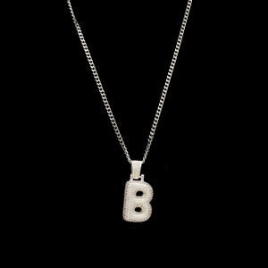 Vue détaillée du collier pendentif lettre B argentée serti de micro-pavé de zircons cubiques
