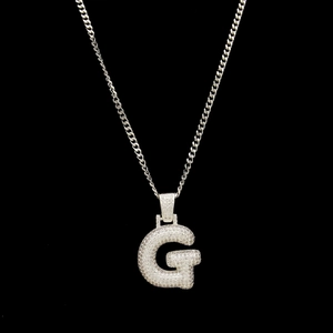 Détail du pendentif lettre G serti de zircons brillants au style hip-hop et urbain