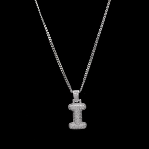 Gros plan du pendentif lettre I en argent glacé avec des pierres de zircone cubique