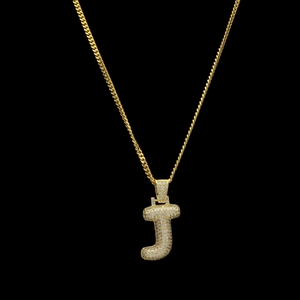 Macro du pendentif lettre J plaqué or avec zircons brillants sur chaîne fine