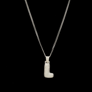 Détail du pendentif lettre L argenté serti de zircons brillants sur une chaîne à maillons cubains