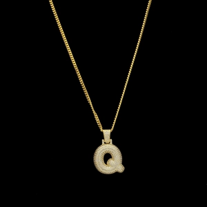 Détail du pendentif lettre Q bulle glacée en plaqué or avec des pierres de zircone cubique
