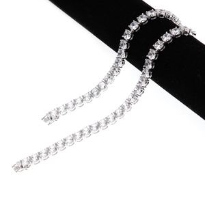 Dettaglio del bracciale tennis argento da 8mm con zirconi incastonati a griffe scintillanti