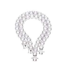 Dettaglio macro del bracciale tennis in argento con tre file di zirconi cubici a taglio rotondo