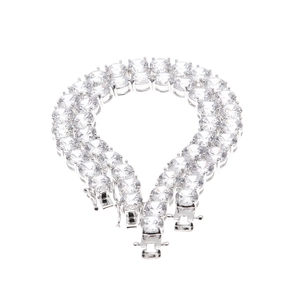 Dettaglio di tre bracciali tennis color argento da 8mm con zirconi tondi trasparenti