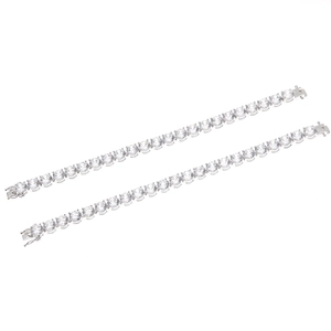 Dettaglio di bracciali tennis in argento da 8mm con zirconi rotondi e chiusura sicura