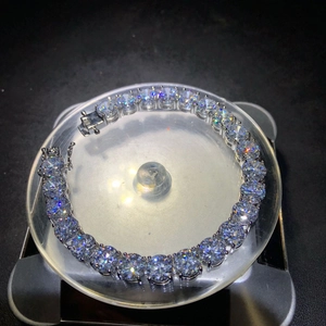 Dettaglio del bracciale tennis argento 8mm con pietre scintillanti e chiusura sicura
