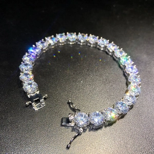 Classico bracciale tennis da 8mm con zirconi tondi scintillanti su sfondo in pelle nera
