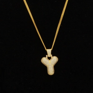 Détail du pendentif lettre Y hip hop avec zircons cubiques et chaîne cubaine dorée