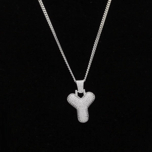 Détail macro du pendentif lettre Y hip hop argenté serti de zircons en micro-pavé